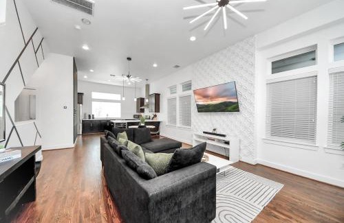 East Downtown Houston Casa | Stylish Rooftop - East Downtown 3BR Near Everything