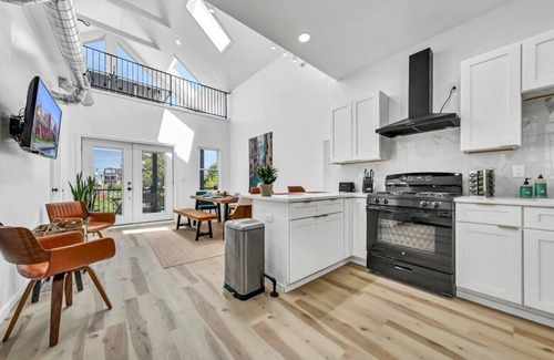 Front Park Casa | Stylish & Roomy Full House Dtwn