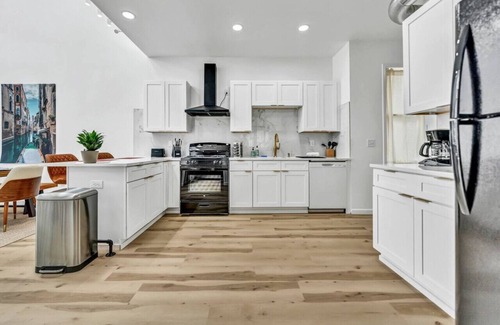 Front Park Casa | Stylish & Roomy Full House Dtwn