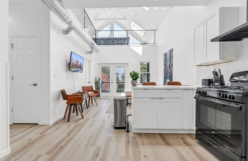 Front Park Casa | Stylish & Roomy Full House Dtwn