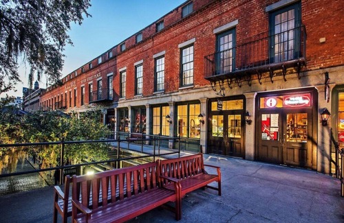 Savannah Victorian District Condominio | Stylish Savannah Stay I Walk to Forsyth I Free Parking