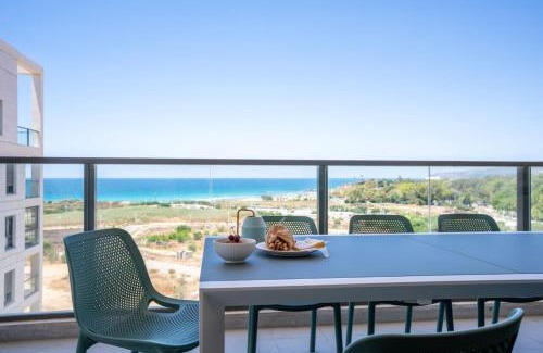Nahariya Apartamento | Stylish Seaside Escape with Balcony by Sea N' Rent