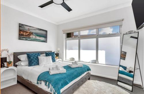 West Beach Apartamento | Stylish Seaside Suite with Arcade and Balcony
