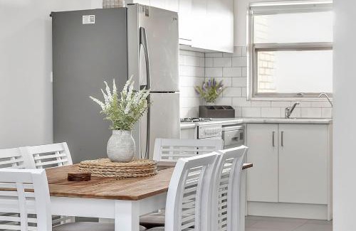 West Beach Apartamento | Stylish Seaside Suite with Arcade and Balcony
