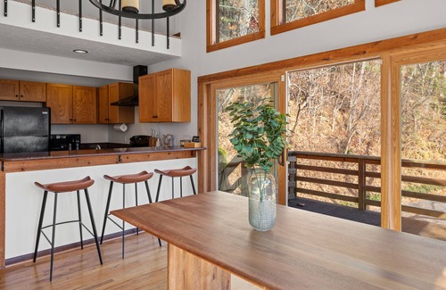 Haw Creek Cabina | Stylish, secluded cabin minutes from the Biltmore and downtown