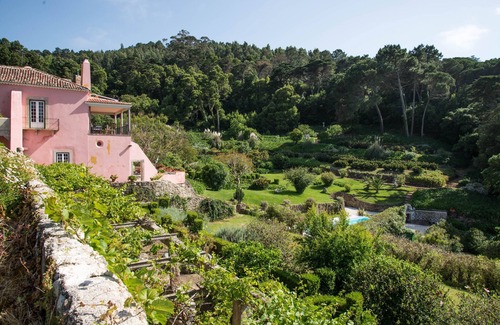 Monserrate Villa | Elegantes y aisladas villas contiguas con piscinas, hermosos jardines y vistas,