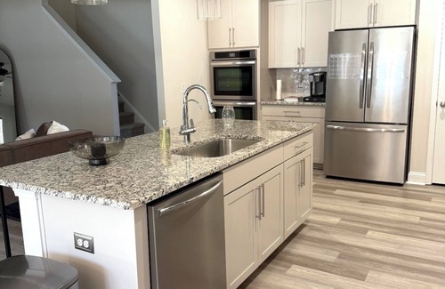 Hope Mills Casa | Stylish & Serene Home~FencedYard~Near I-95- Pet-Friendly
