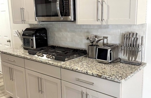Hope Mills Casa | Stylish & Serene Home~FencedYard~Near I-95- Pet-Friendly