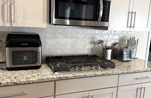 Hope Mills Casa | Stylish & Serene Home~FencedYard~Near I-95- Pet-Friendly