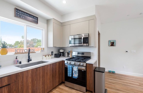 Sherman Oaks Apartamento | Stylish Sherman Oaks Townhouse W/ 3 Master Suites