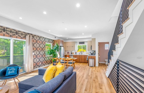 Sherman Oaks Apartamento | Stylish Sherman Oaks Townhouse W/ 3 Master Suites