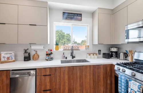 Sherman Oaks Apartamento | Stylish Sherman Oaks Townhouse W/ 3 Master Suites