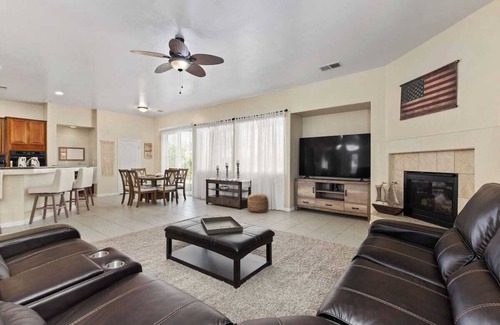 Greenacres Casa | Stylish Silver Falls 4BR KING Master Game Room