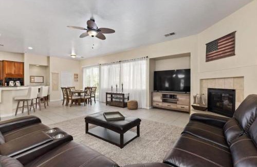 Greenacres Casa | Stylish Silver Falls 4BR KING Master Game Room