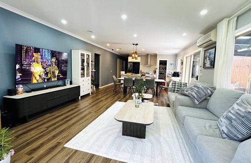 Deer Park Casa | Stylish Small Ocean Home near Deer Park Train Station-Private Room