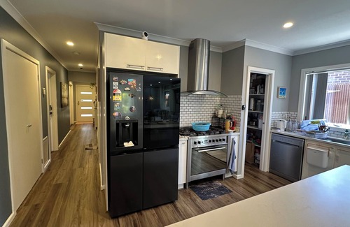 Deer Park Casa | Stylish Small Ocean Home near Deer Park Train Station-Private Room