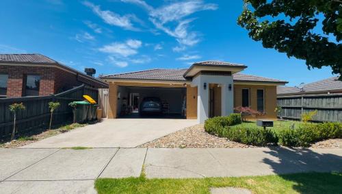 Deer Park Casa | Stylish Small Ocean Homestay Near Deer Park Train Station