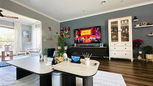 Deer Park Casa | Stylish Small Ocean Homestay Near Deer Park Train Station
