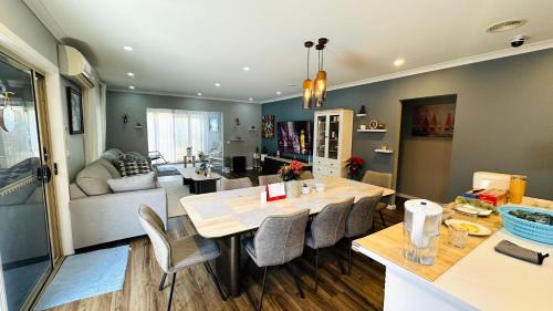 Deer Park Casa | Stylish Small Ocean Homestay Near Deer Park Train Station