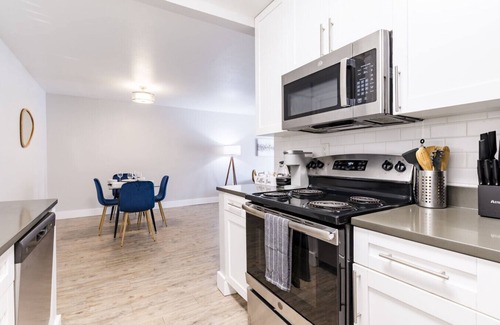 Beach Park Apartamento | Stylish South Tampa 2BR | Pool, Gym | Sleeps 5