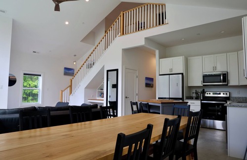 Berlin Casa | Stylish Southpoint Retreat - Spacious 4 Bed Barndominium near Assateague Beach