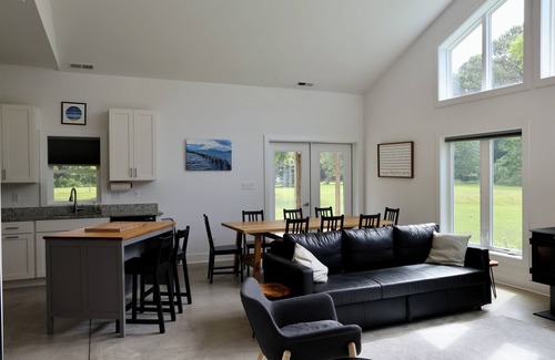 Berlin Casa | Stylish Southpoint Retreat - Spacious 4 Bed Barndominium near Assateague Beach