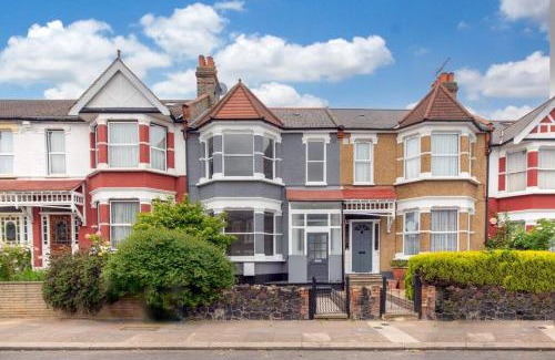 Finchley Casa | Stylish & Spacious 3-Bed House, Parking and Garden