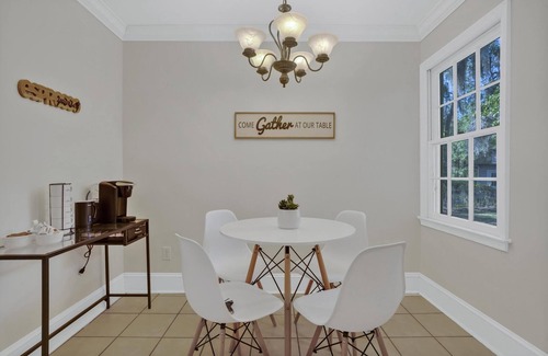 St. Marys Casa | Stylish, Spacious 3 Bedroom Home - FREE BIKES-