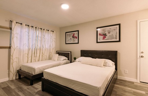 Paradise Casa | Stylish & Spacious ~ 5★ Location ~ Backyard ~ Pool