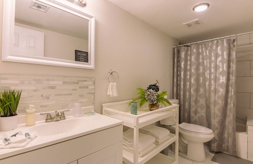 Paradise Casa | Stylish & Spacious ~ 5★ Location ~ Backyard ~ Pool