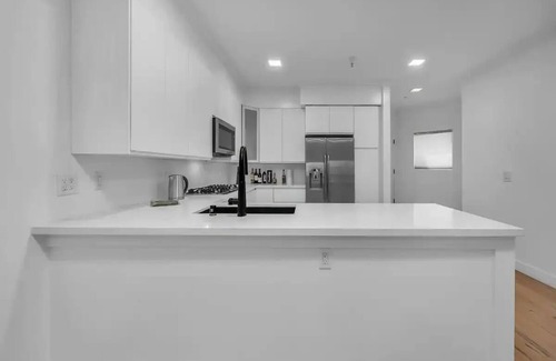 Koreatown Condominio | Stylish, Spacious, and Modern: 2 Bedroom Apartment in the Heart of Los Angeles
