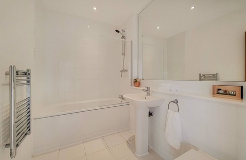 Wimbledon Park Casa | Stylish Spacious Duplex Apt With Parking