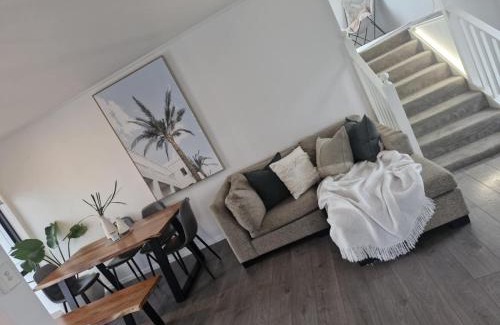 Mount Maunganui Casa | Stylish, spacious, Central with pool