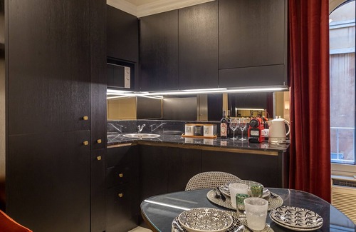 Rione III Colonna Apartamento | Stylish Spanish Steps Retreat