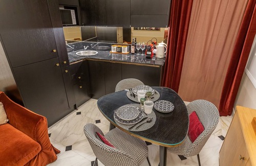 Rione III Colonna Apartamento | Stylish Spanish Steps Retreat