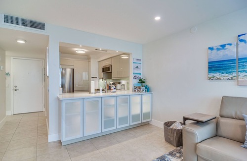 Palma del Mar Condominio | Stylish St Petersburg Condo w/ Balcony + Bay Views