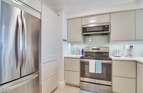 Palma del Mar Condominio | Stylish St Petersburg Condo w/ Balcony + Bay Views