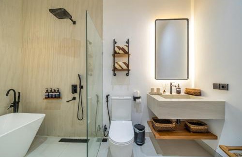 Petulu Villa | Stylish Stay in Bergamo - 2BR with Private Pool and Great Location