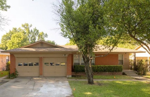 Denton Casa | Stylish Stay on Cordell Heart of Denton Living