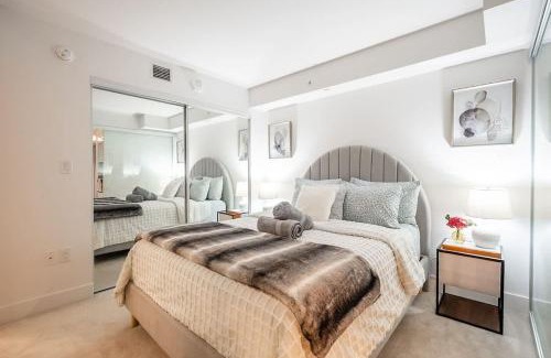 Bay Cloverhill Casa | Stylish Stay with City Views, Pool and Gym