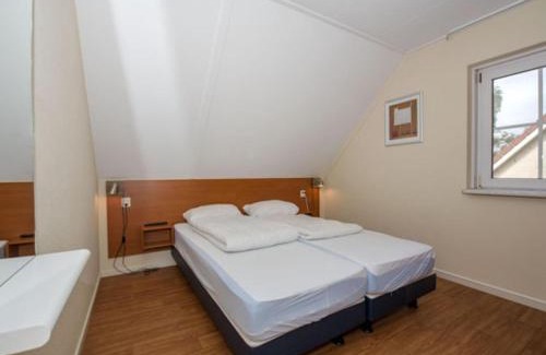 Hellendoorn Casa | Stylish Stay with Garden View