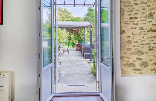 Bieujac Casa | Stylish stone house with pool and wooded park.