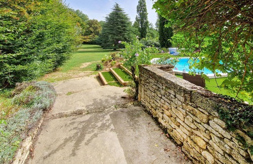 Bieujac Casa | Stylish stone house with pool and wooded park.