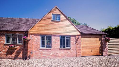 Saintbury Casa | Stylish Stratford upon Avon Stay - Gated Parking - Sleeps 6