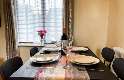 Saintbury Casa | Stylish Stratford upon Avon Stay - Gated Parking - Sleeps 6