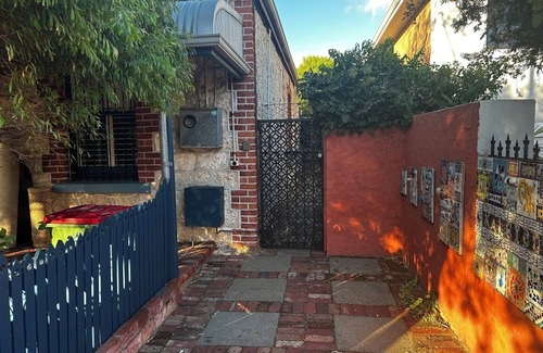 South Fremantle Casa | Stylish Studio on South terrace. 2 Minute walk to the beach.