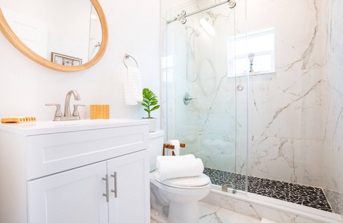 Temple Crest Apartamento | Stylish Studio located within walking distance of Busch Gardens in Tampa, FL
