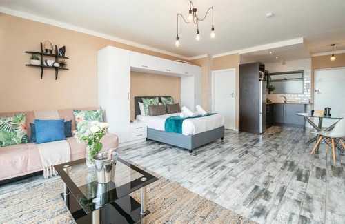 Tokai Apartamento | Stylish Studio Retreat in Green Point