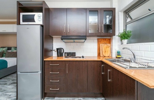 Tokai Apartamento | Stylish Studio Retreat in Green Point