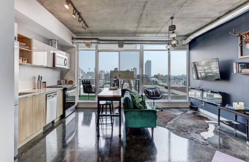 Connaught Condominio | Stylish Studio: Skyline Views & Luxe Comforts